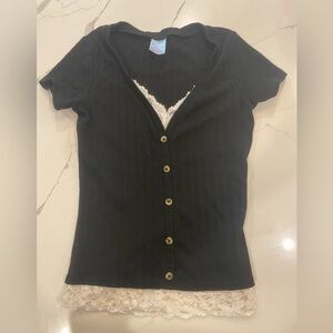 Fitted v neck shirt, fake buttons and lace